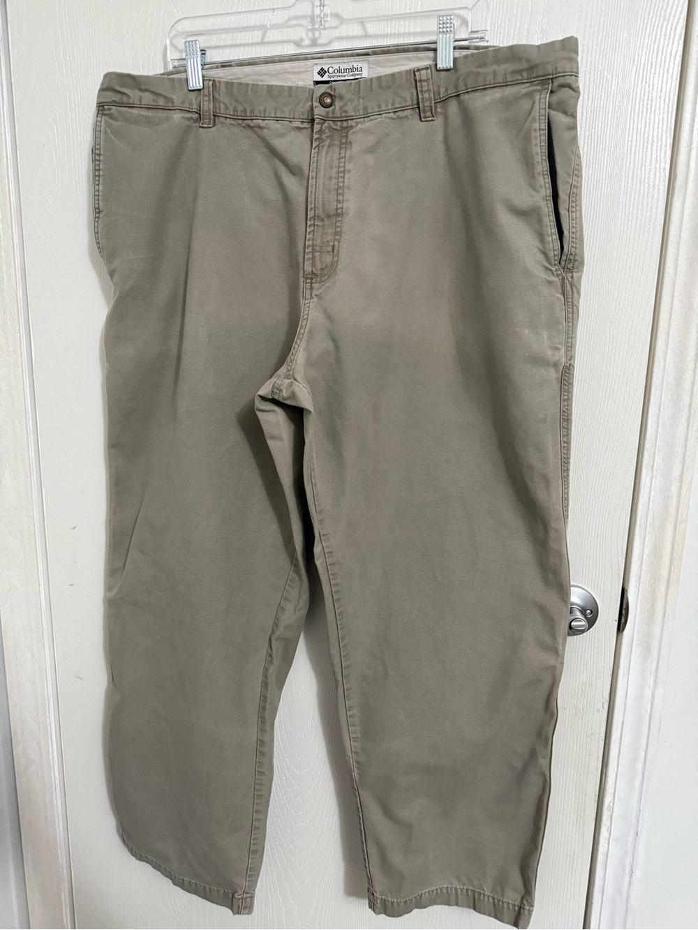 Item 061926D 
Columbia Men's Khaki Casual Canvas Pants